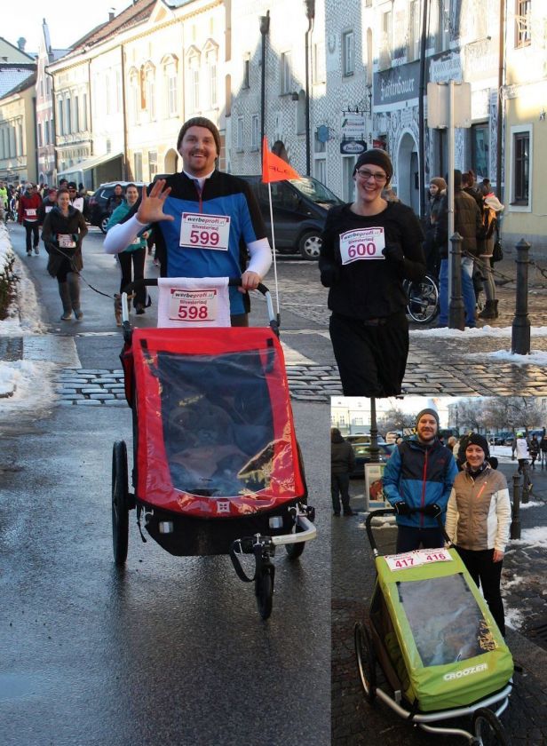 Silvesterlauf - Familie Schmid rast über den Stadtplatz