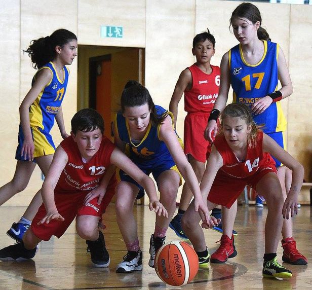 UBBC U12 gg. Foxes Mädels im Bodenkampf verwickelt